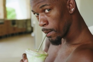 ☕悠闲一刻！巴特勒社媒晒视频 制作和品尝抹茶咖啡