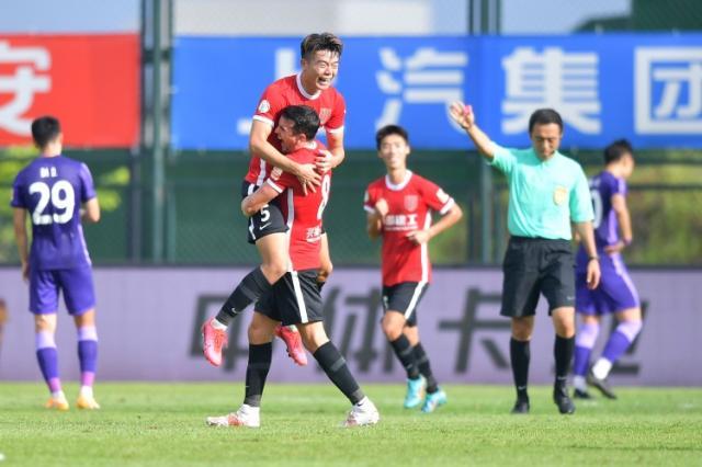 乐鱼体育官方网站-胡睿宝告别蓉城：“雄起“响彻中超 两年半终生难忘